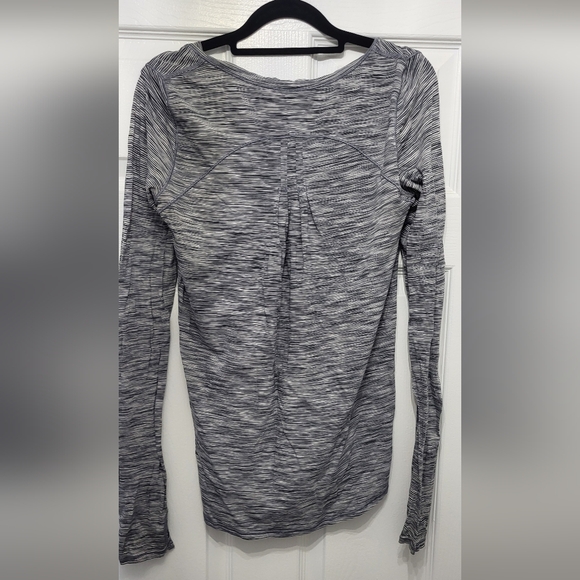 Lululemon Yogi Everyday Longsleeve Size 4 - Picture 3 of 5